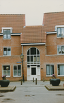 861627 Gezicht op de dichtgemaakte onderdoorgang in het woningblok op de Oranjestraat in Wijk C te Utrecht, tegenover ...